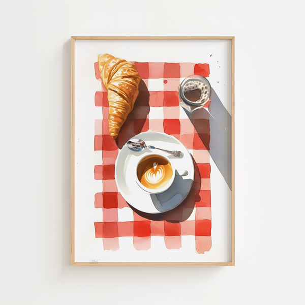 Plakat med croissant, cappuccino og rødternet dug i lys træramme – hyggelig fransk caféstemning til køkkenet.