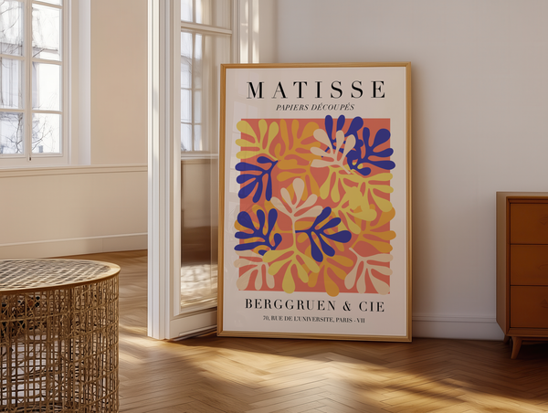 Colorful Paper Shapes Matisse plakat med farverige cut-out blade i blå, gul og orange.