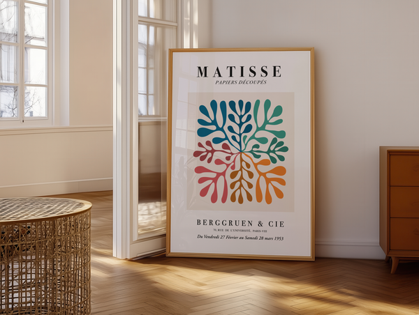 Matisse plakat med farverige organiske bladformer i blå, grøn, rød og orange – inspireret af Matisse’ papirklipkunst.