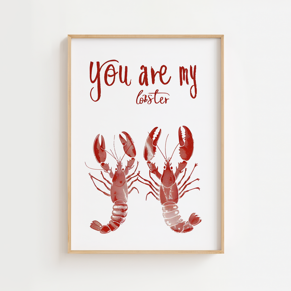 Plakat med teksten “You Are My Lobster” og to røde hummere i lys træramme – romantisk og sjov vægdekoration.