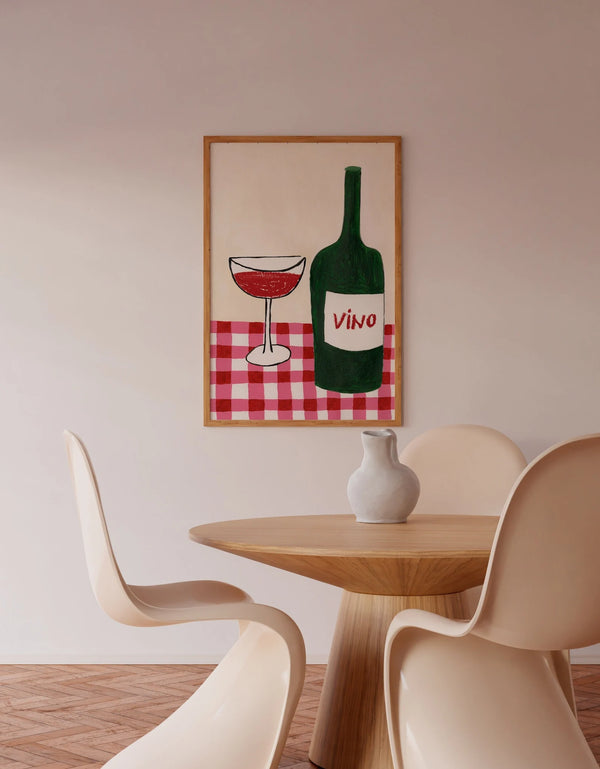 Illustration af rødvin i glas og grøn vinflaske med teksten ‘Vino’ på rød/hvid ternet dug – italiensk vinplakat.