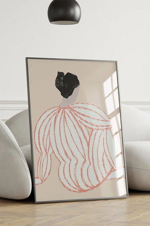 Skab ro og balance i dit hjem med vores Lagom Lady Beige Plakat. Motivet viser en stilfuld silhuet