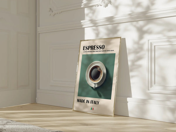 Stilren espresso plakat med kaffekop set ovenfra, grøn baggrund og teksten ‘Made in Italy’.