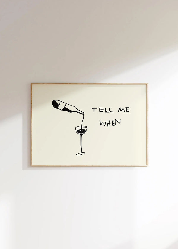 Minimalistisk vinplakat med stregtegning af vinflaske og glas samt teksten “Tell Me When”.