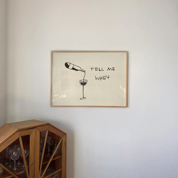 Minimalistisk vinplakat med stregtegning af vinflaske og glas samt teksten “Tell Me When”.