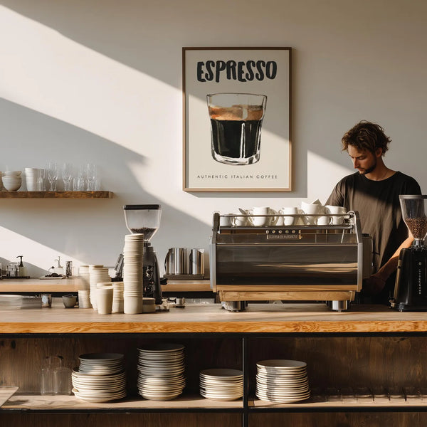 Akvarel espresso plakat med glas kaffe og teksten ‘Authentic Italian Coffee’.