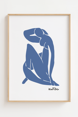Blå Madame plakat inspireret af Matisse. Et elegant kvindemotiv i blå toner – minimalistisk, kunstnerisk og perfekt til moderne indretning.