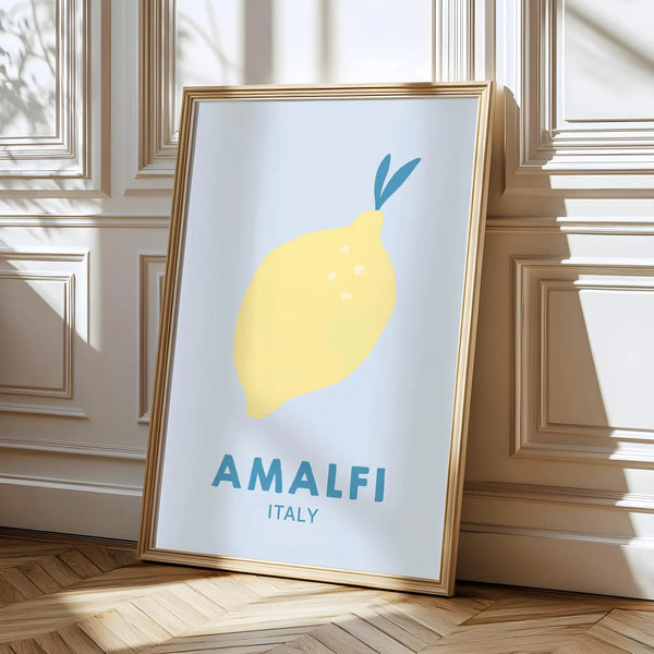 Plakat med gul citron og teksten “Amalfi Italy” – stilren vægkunst med italiensk citronmotiv og let sommerstemning.