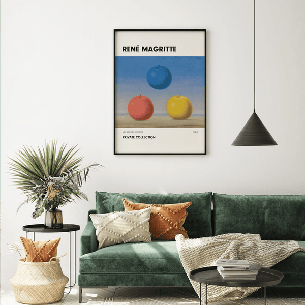 René Magritte plakat med tre æbler i blå, rød og gul i surrealistisk stil på lys baggrund.