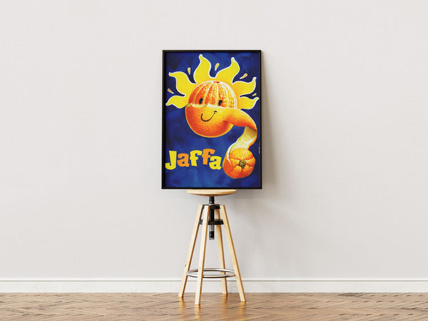Farverig vintage plakat med glad appelsin og teksten "Jaffa" - retro reklameillustration pä blà baggrund.