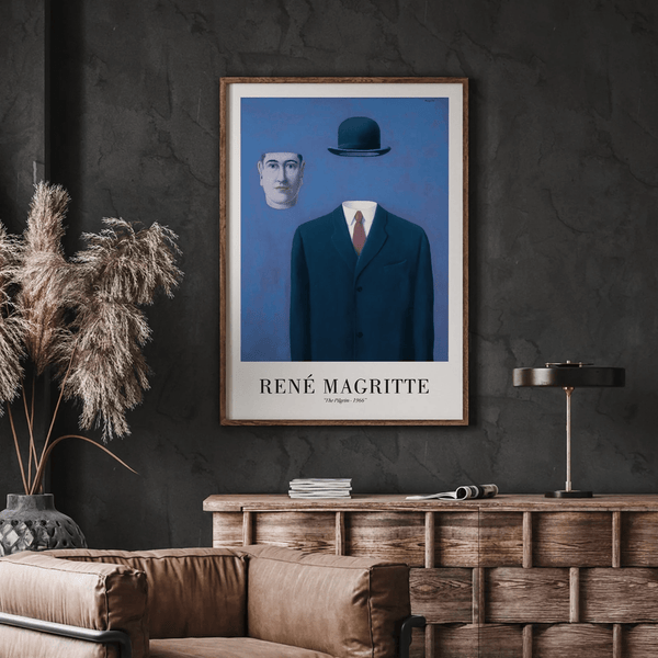 René Magritte plakat med surrealistisk mand i jakkesæt uden hoved og en svævende bowlerhat på blå baggrund.