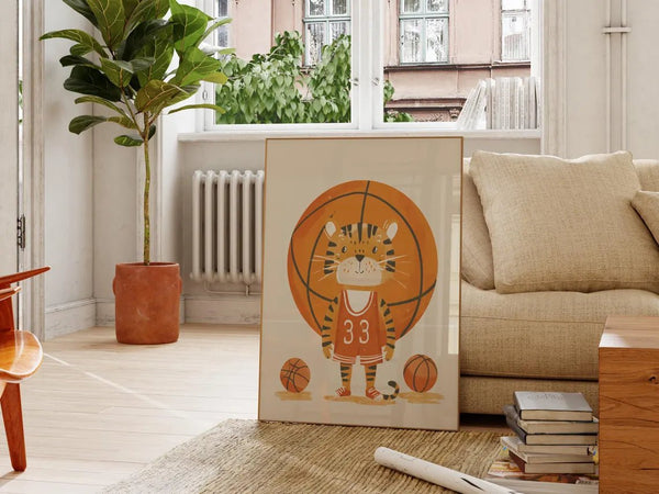 Tiger basketbold børneplakat med en tiger i basketballaktion. Perfekt til børn, der elsker både dyr og sport. Giv væggen liv med denne energiske plakat!