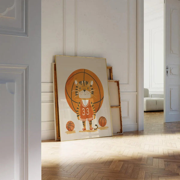 Tiger basketbold børneplakat med en tiger i basketballaktion. Perfekt til børn, der elsker både dyr og sport. Giv væggen liv med denne energiske plakat!