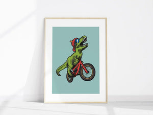 Få en spændende T-Rex på mountainbike børneplakat, der bringer eventyr og fart til børneværelset. Perfekt til aktive børn!