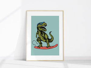 T-Rex På Surfbræt Børneplakat – Sjov Dinosaur Surfing Plakat