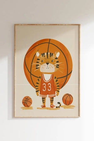 Tiger basketbold børneplakat med en tiger i basketballaktion. Perfekt til børn, der elsker både dyr og sport. Giv væggen liv med denne energiske plakat!
