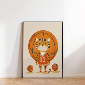 Tiger basketbold børneplakat med en tiger i basketballaktion. Perfekt til børn, der elsker både dyr og sport. Giv væggen liv med denne energiske plakat!
