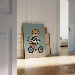 Tiger på cykel børneplakat med en farverig tiger, der cykler. Sjov og eventyrlig plakat til børneværelset, der tilføjer fart og liv til væggen!