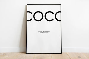 Coco Chanel plakat med citatet "I don’t do fashion, I am fashion" – sort/hvid modeplakat til stilfuld indretning.