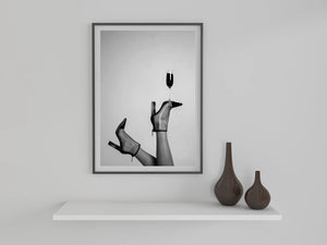 Champagne Heels – Fashion plakat i sort/hvid med champagneglas balanceret på high heels