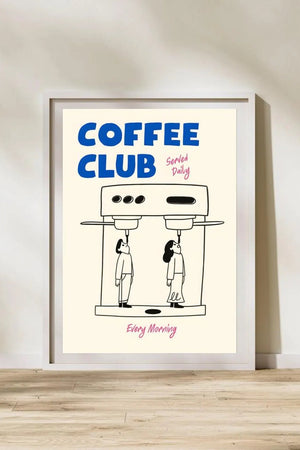 Humoristisk Coffee Club plakat med illustration af kaffemaskine og to personer samt teksten ‘Served Daily’ og ‘Every Morning’.
