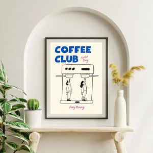 Humoristisk Coffee Club plakat med illustration af kaffemaskine og to personer samt teksten ‘Served Daily’ og ‘Every Morning’.