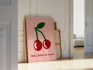 Feministisk plakat med røde kirsebær og teksten “Small Boobs, Big Dreams” i moderne, legende kunststil på lyserød baggrund