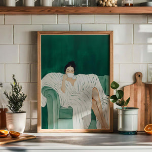Plakat med kvinde i afslappet positur på grøn sofa i rolige grønne nuancer