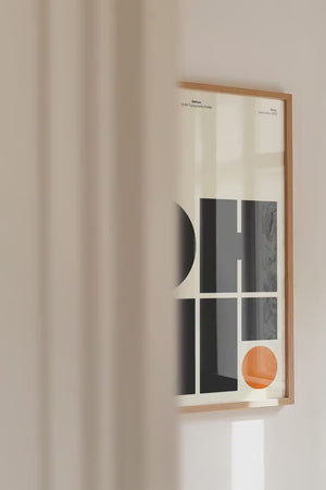 Grafisk typografi plakat med geometriske former i sort og creme med orange detalje