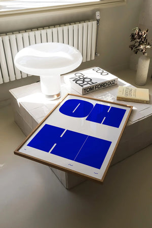 Grafisk typografi plakat i blå nuancer med geometriske bogstavformer på lys baggrund