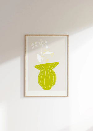 Plakat med grøn organisk form og fine linjer på lys baggrund i moderne indretning