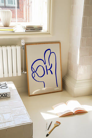 Grafisk plakat med håndtegnet OK-symbol i blå linjer på lys baggrund