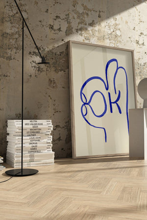 Grafisk plakat med håndtegnet OK-symbol i blå linjer på lys baggrund