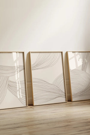 Moderne billedvæg med tre neutrale plakater i beige toner og abstrakte linjer