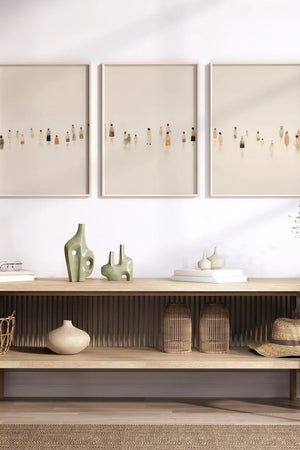 Moderne billedvæg med tre neutrale plakater med små figurer i beige toner