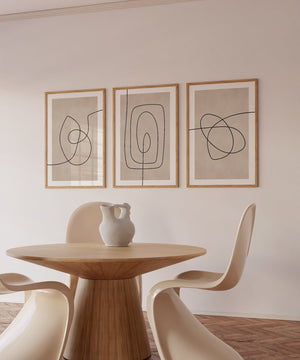 Moderne billedvæg med tre abstrakte line art plakater i beige og sort