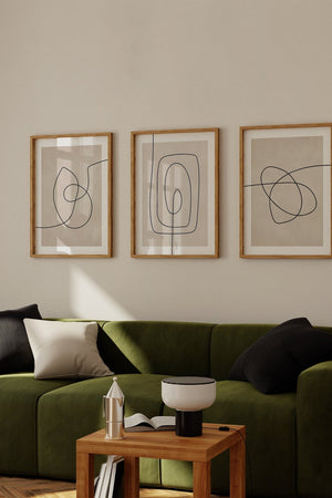 Moderne billedvæg med tre abstrakte line art plakater i beige og sort
