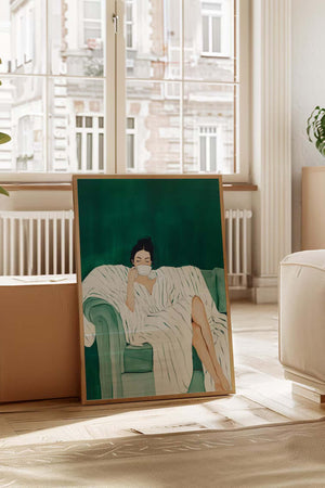 Plakat med kvinde i afslappet positur på grøn sofa i rolige grønne nuancer