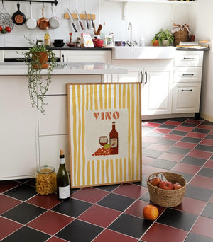Retro vin plakat med teksten VINO, rødvinsflaske og gule striber – moderne køkkenplakat til spiseplads