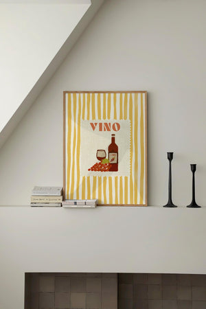 Retro vin plakat med teksten VINO, rødvinsflaske og gule striber – moderne køkkenplakat til spiseplads