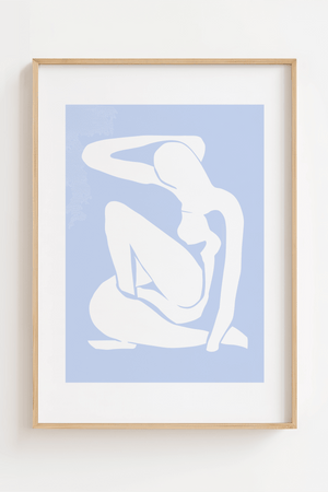 Lyseblå Madame plakat inspireret af Matisse. En elegant og rolig kunstplakat med kvindesilhuet i bløde, lyseblå former – stilfuld og tidløs.