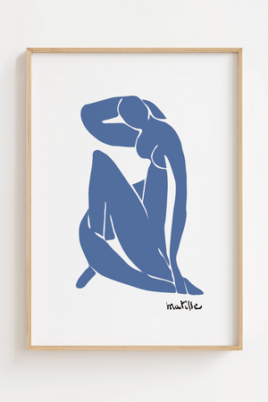 Blå Madame plakat inspireret af Matisse. Et elegant kvindemotiv i blå toner – minimalistisk, kunstnerisk og perfekt til moderne indretning.
