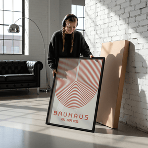 Bauhaus plakat med røde linjer i halvcirkelformet grafisk mønster og minimalistisk design.