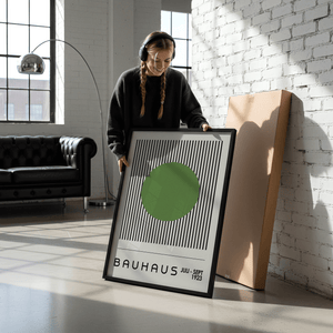 Bauhaus plakat med grøn cirkel foran sorte vertikale linjer i minimalistisk grafisk design.