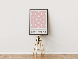 Bauhaus plakat med gentagne røde buer og grafisk mønster i minimalistisk design.
