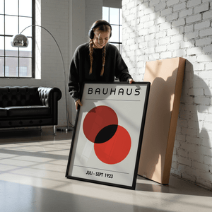Bauhaus plakat med to overlappende cirkler i dyb rød og sort i minimalistisk geometrisk design.