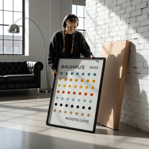 Bauhaus plakat med farvede cirkler i systematisk grid, inspireret af Bauhaus Ausstellung og modernistisk grafisk design.