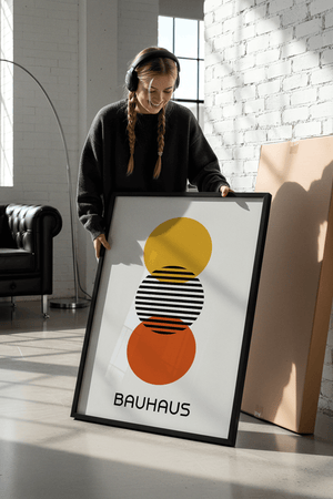 Bauhaus plakat med tre cirkler i varme farver og sort-hvide linjer i et geometrisk og minimalistisk design.