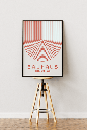 Bauhaus plakat med røde linjer i halvcirkelformet grafisk mønster og minimalistisk design.