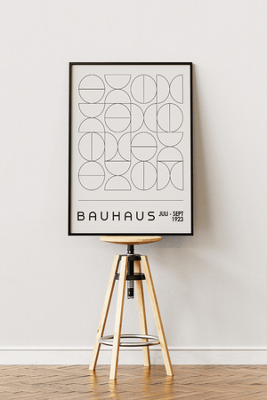 Bauhaus plakat med geometrisk gitter af cirkler og halvcirkler i sort-hvid minimalistisk design.